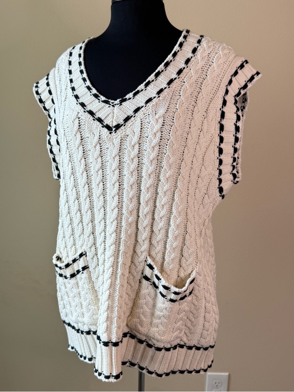 Davi & Dani Cream Cable Knit V-Neck Sweater Vest Size Large - Picture 4 of 11